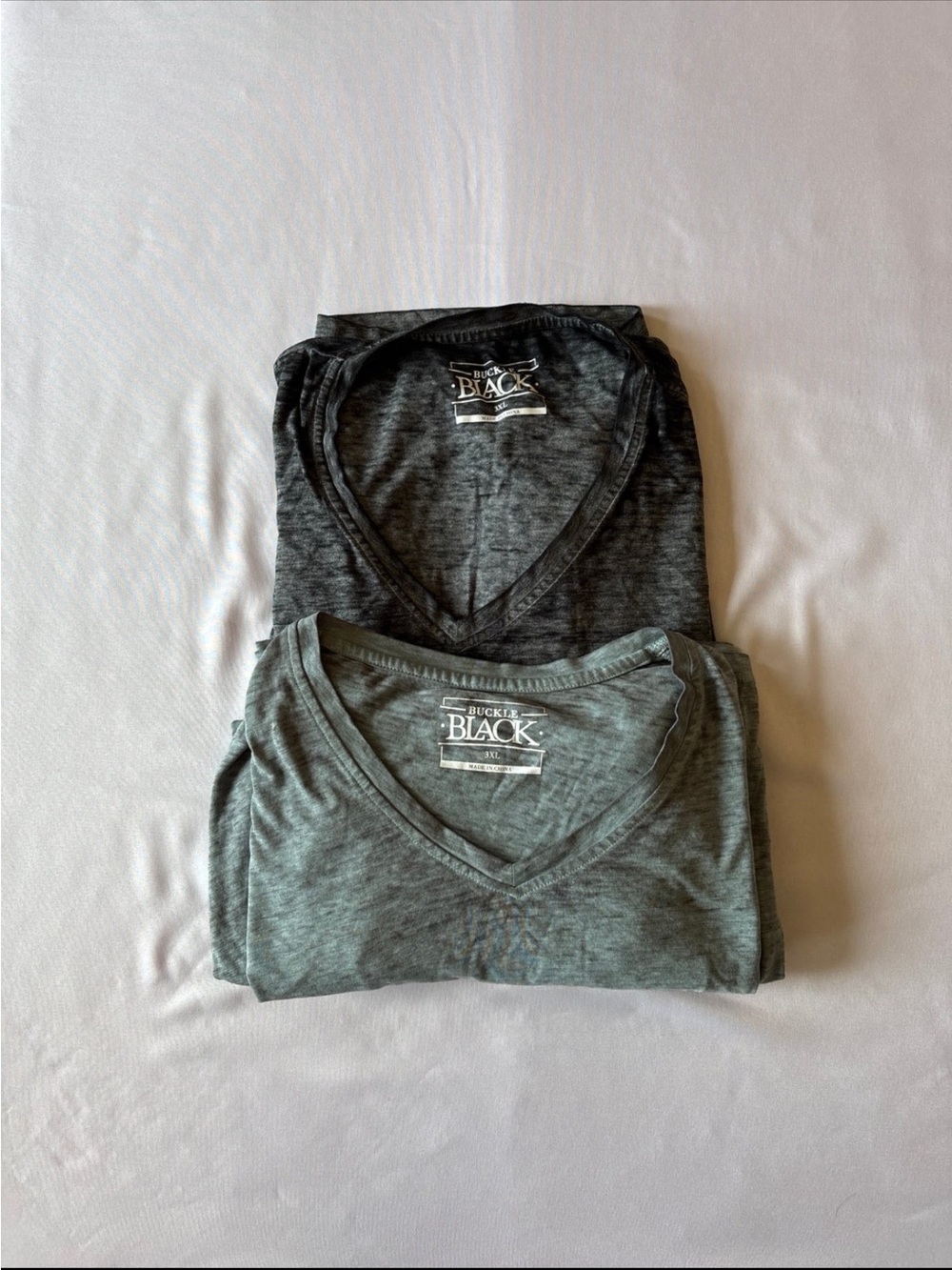 Buckle Black Men's Short Sleeve V-Neck Tees - Charcoal and Heather Green